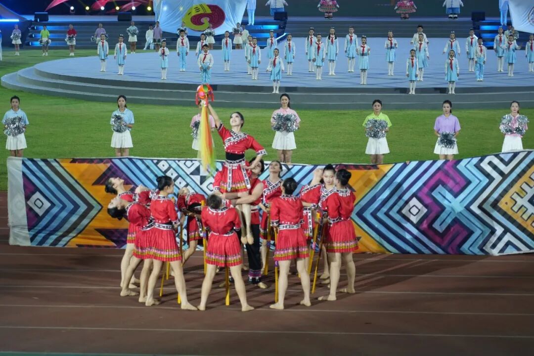 百色市代表团带来精彩的驻停表演.jpg