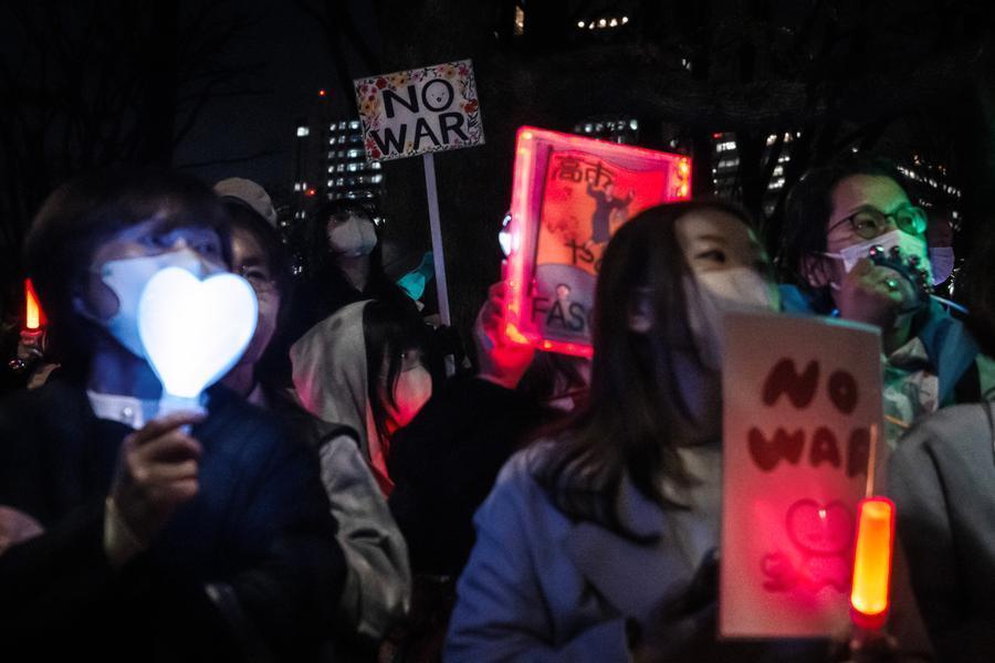 4月8日晚，大批日本民众在位于东京的国会议事堂前集会，抗议高市早苗政府部署远程导弹、企图解禁杀伤性武器出口等破坏和平宪法的动向。新华社记者 贾浩成 摄