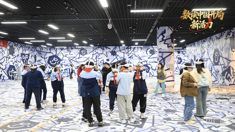 学生们正在体验《穿越&middot;汉阳兵工厂》（央广网记者左洋 摄）