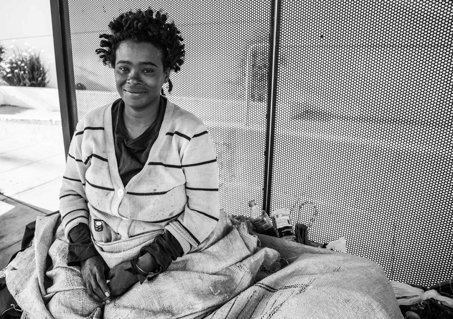 美国洛杉矶街头的一位流浪女性 图据视觉中国