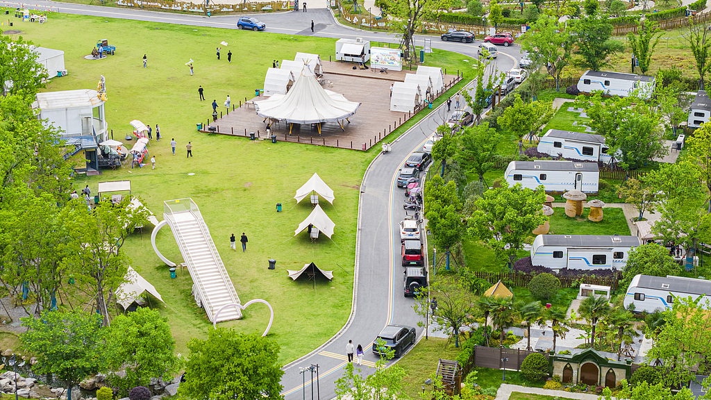 2026年5月3日，安徽省芜湖市，游客在繁昌区孙村镇境内的途居马仁山房车露营地休闲游玩。视觉中国 资料图