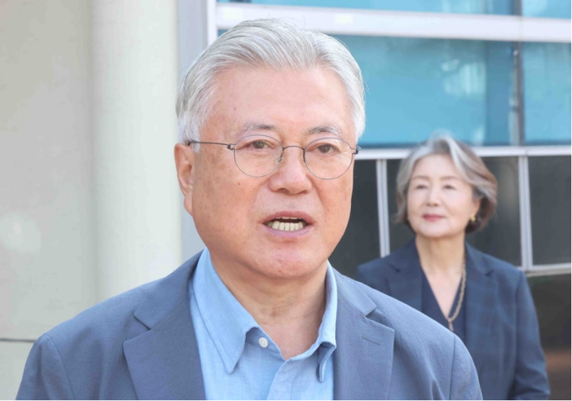 △5月29日，文在寅在庆南梁山市下北面居民自治中心的投票站接受采访。（图源：韩联社）