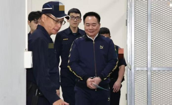 蔡正元27日走上囚车。图源:台媒