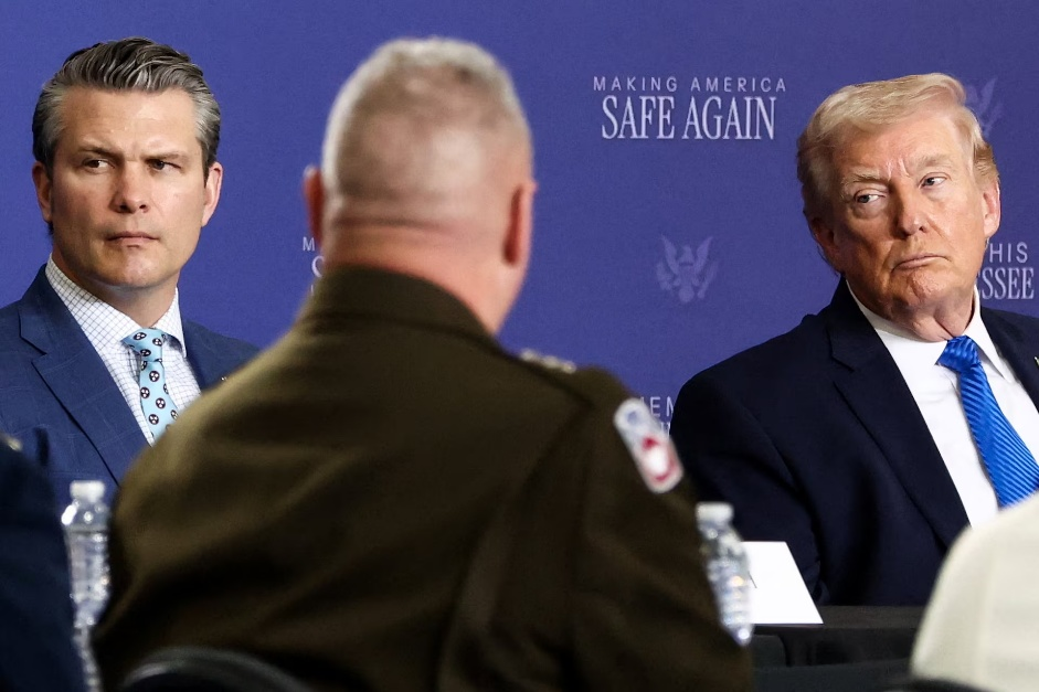 特朗普当地时间23日与美国国防部长赫格塞思等人一同在孟菲斯市出席一场关于打击当地犯罪问题的圆桌会议。图源：外媒