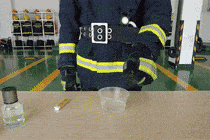 ������Ա��һ�����������ˮ��͸�������з����ȼ��ֽ������ˮ�������˲�䱻��ȼ��