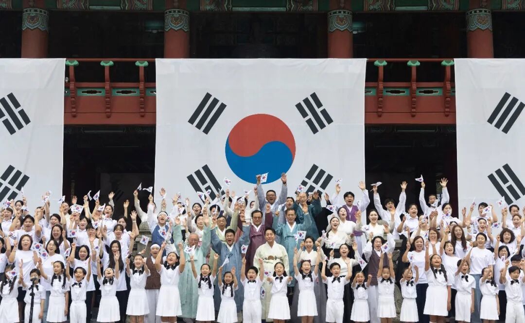 8月15日，韩国民众在首尔街头参加光复节庆祝表演/新华社发（全休相摄）