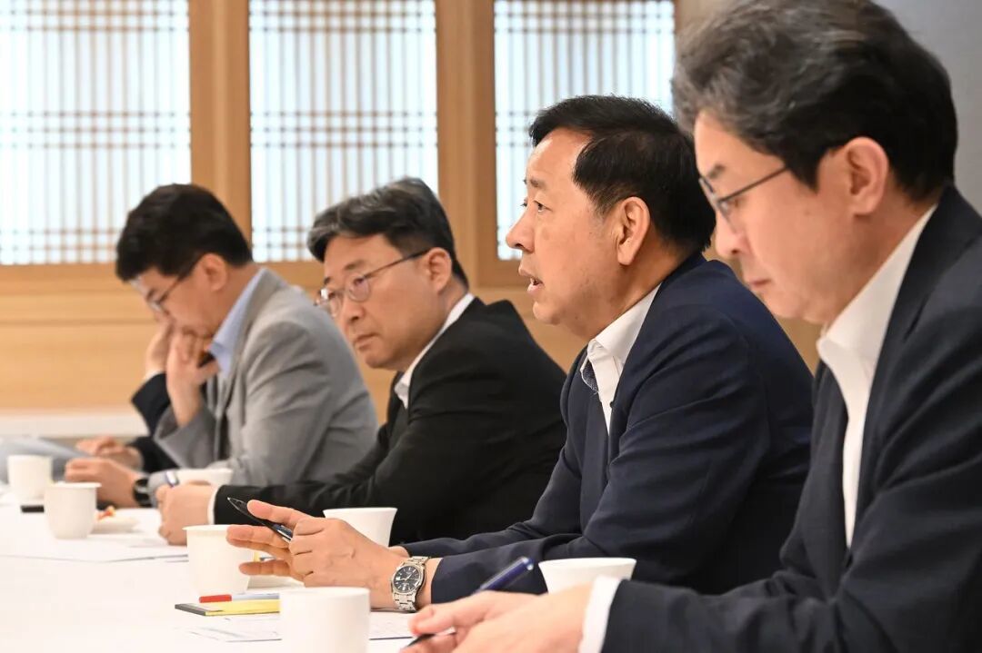 韩国副总理兼财政经济部长官具允哲于29日在首尔钟路区政府大楼主持召开紧急市场形势评估会议。（韩联社）