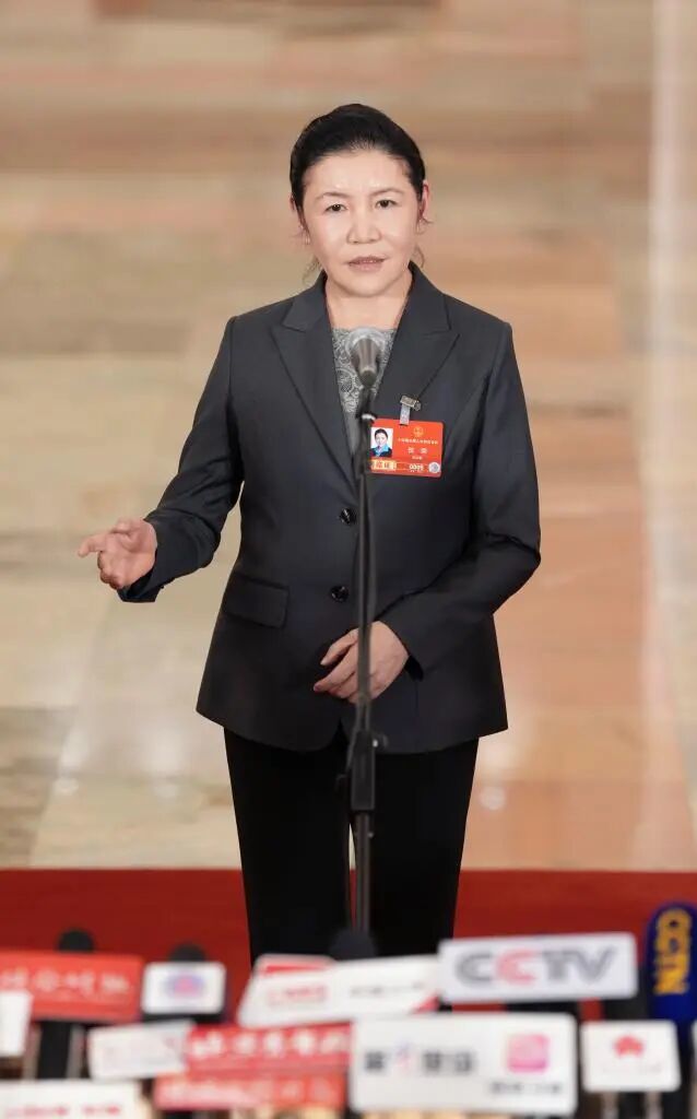 这是司法部部长贺荣接受媒体采访。图源:新华社