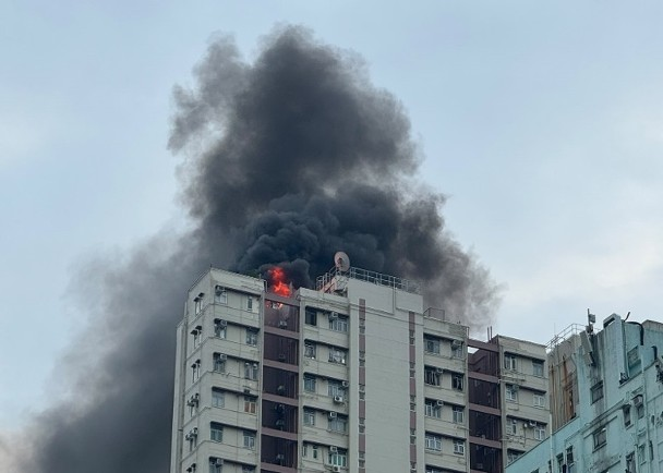 旺角一住宅大厦天台起火。图源：香港东网