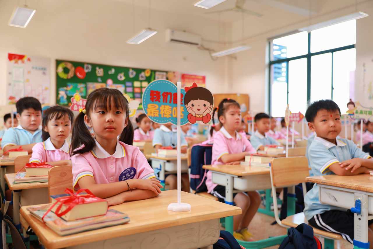 2024年9月1日,鄞州区横溪镇中心小学提前实现全部教室空调安装,图为开学期间学生在班级内上开学第一课.png