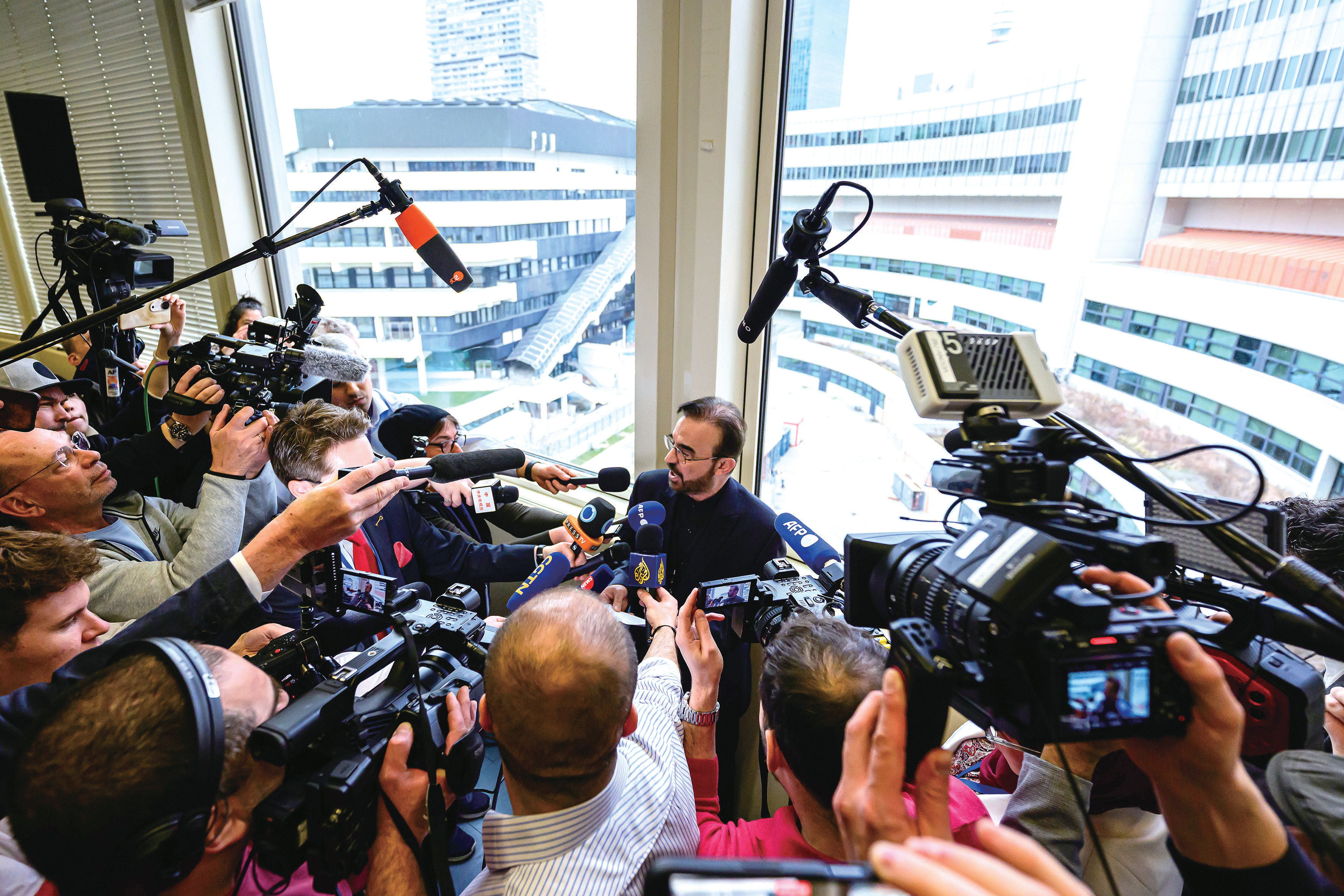 国际原子能机构理事𱜆日在奥地利维也纳就美以袭击伊朗召开特别会议。图为伊朗驻国际原子能机构代表礼萨·纳杰菲在会议期间接受媒体采访。(视觉中国)