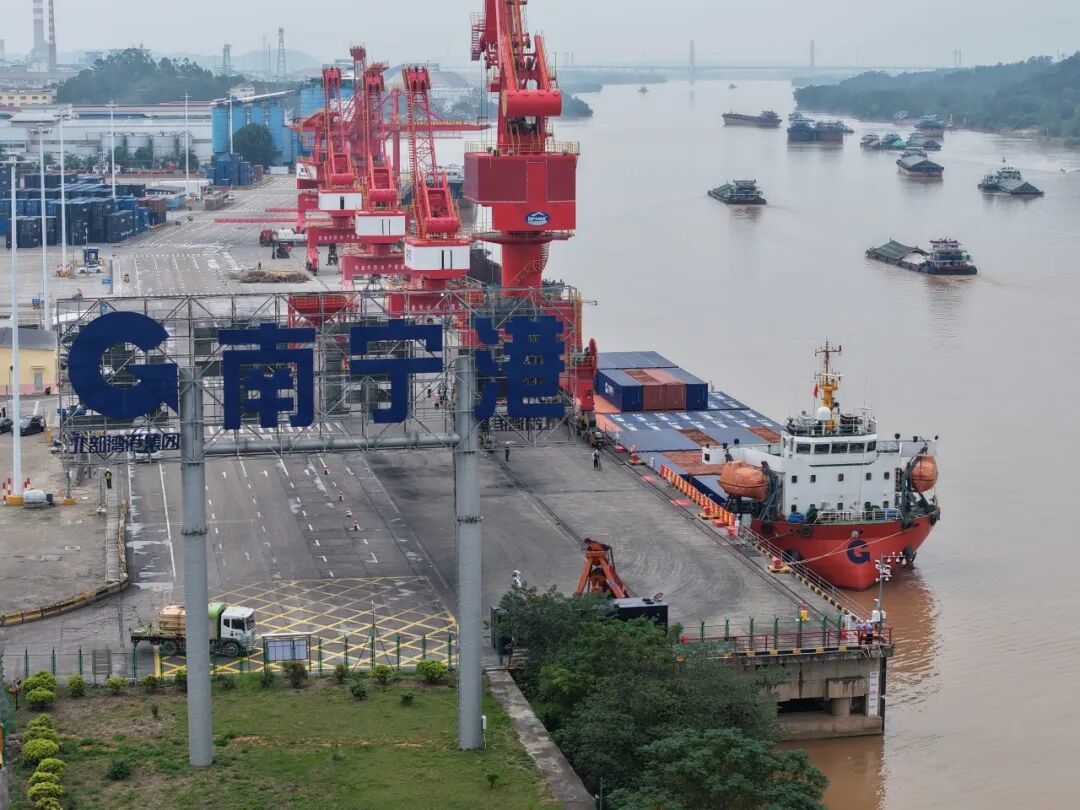 2026年9月5日,首艘海船靠泊南宁港六景港区,实现“海船入邕”历史性突破。