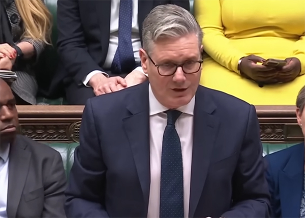 当地时间3月2日，斯塔默在英国下议院质疑美国在伊朗的军事行动的合法性。 视频截图