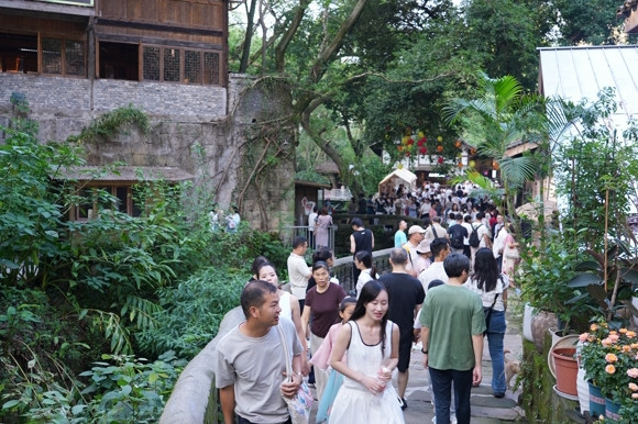 金刚碑温泉老村,游人如织。共庆团圆佳节。 北碚区委宣传部供图 第1眼TV-华龙网发