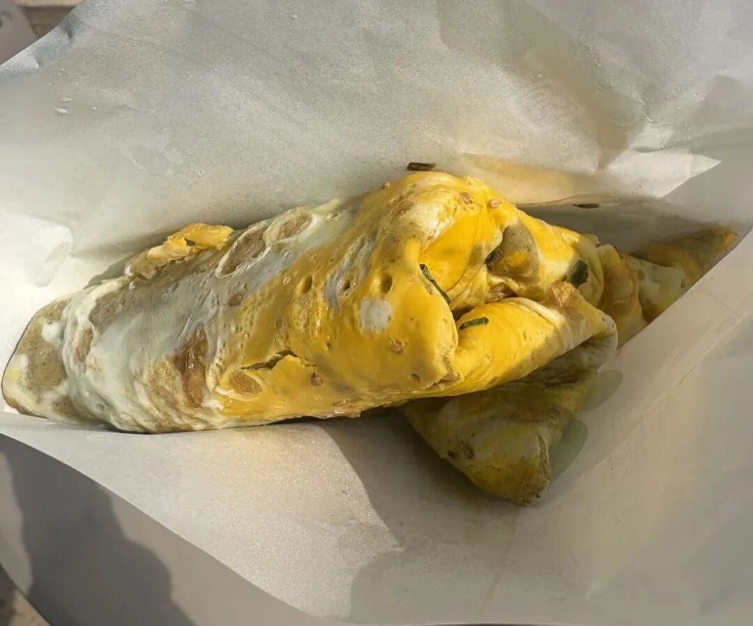 ▲ 机器人做出来的煎饼，少了点烟火气。图 / 作者供图