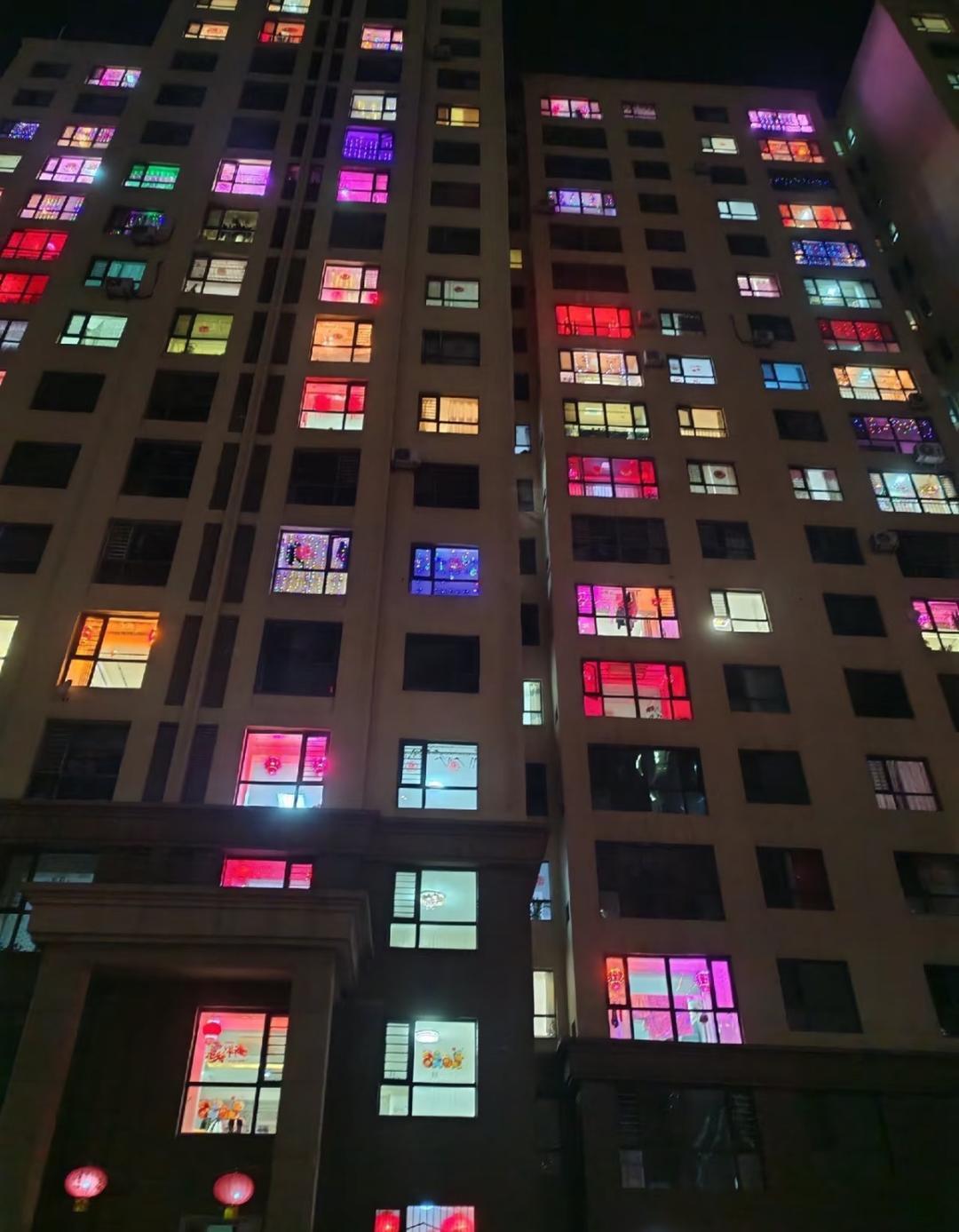 ▲居民楼上五彩斑斓的彩灯 受访者供图