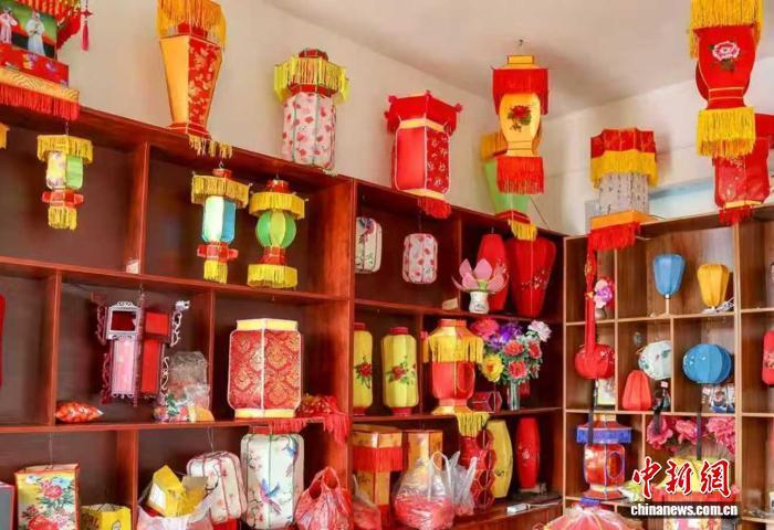 一盏盏手工花灯错落摆放，造型别致、韵味十足。　郭少宇 摄