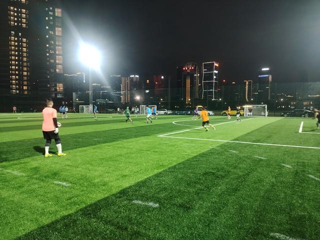 绿茵营地足球场在国庆试业开放。
