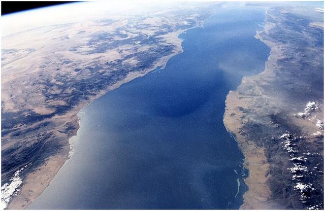 图为从空中俯瞰红海