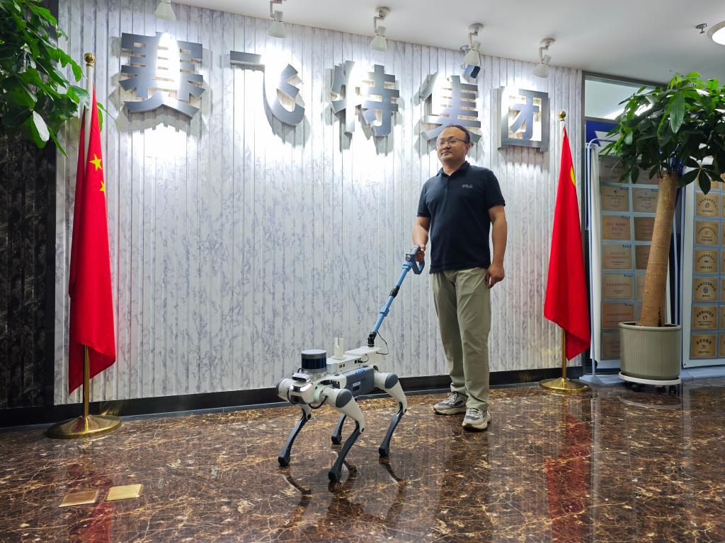 韩世民在体验智能导盲犬引导行走。新华社记者 李傲秋 摄