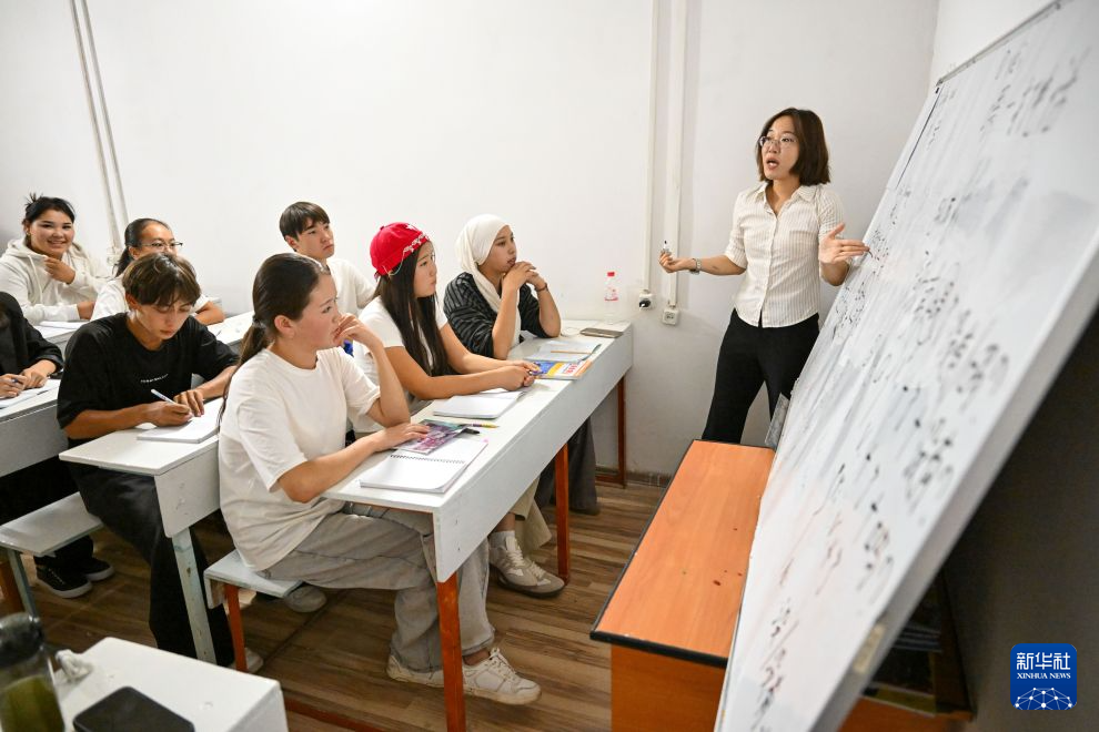 9月23日,在吉尔吉斯斯坦贾拉拉巴德国立大学孔子学院教学点,学生在中文课上学习。新华社记者 丁磊 摄