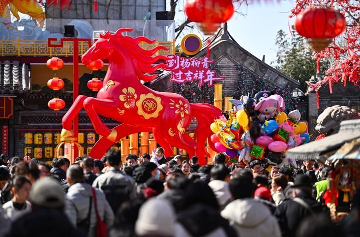 2月22日,游客在天津杨柳青古镇游玩。新华社记者 赵子硕 摄