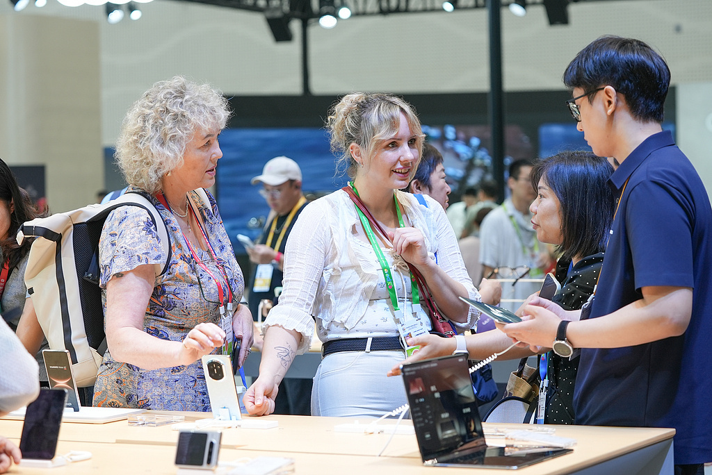 第六届中国国际消费品博览会展馆内的展品琳琅满目，吸引众多观众驻足。