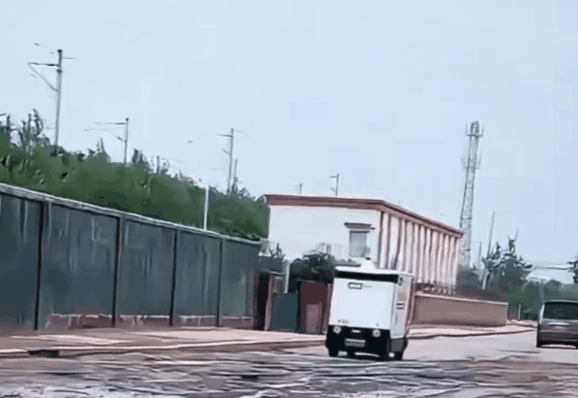 无人快递车送货名场面笑喷网友：烂路起飞、轮胎没了照跑不误