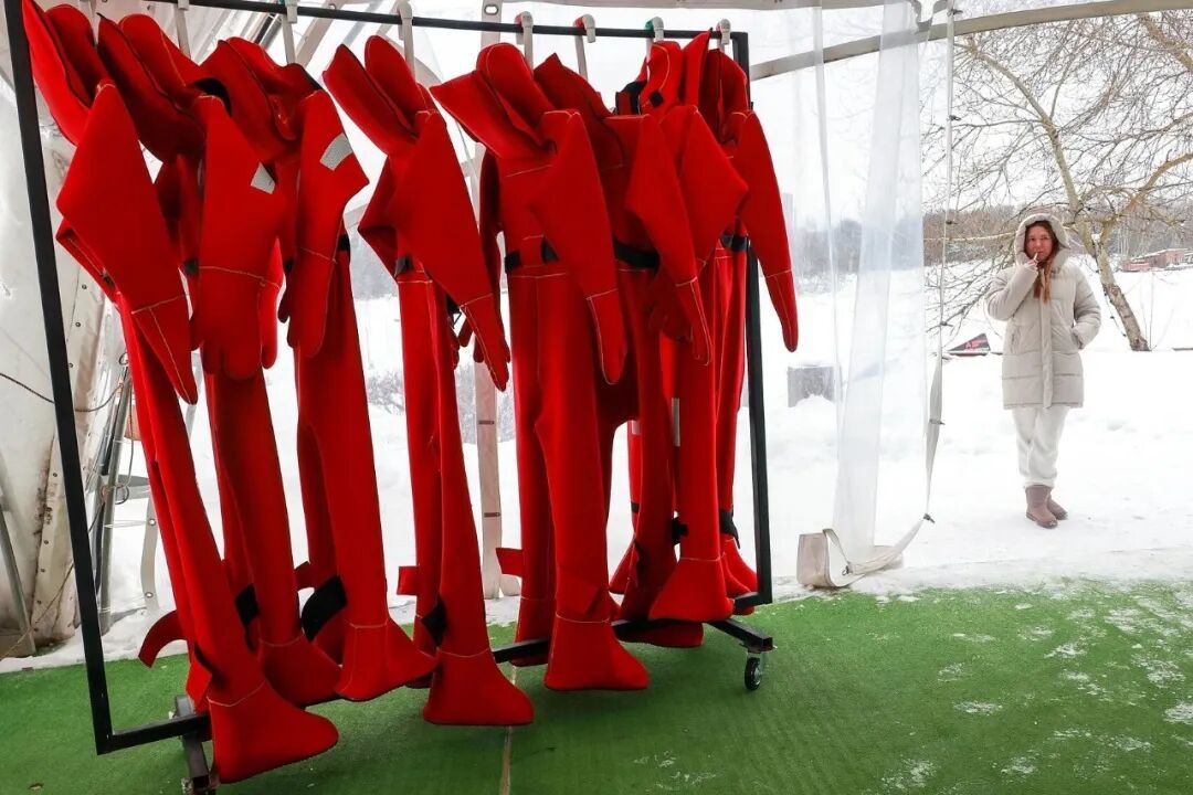 悬挂的浸水保暖服。(图/视觉中国)