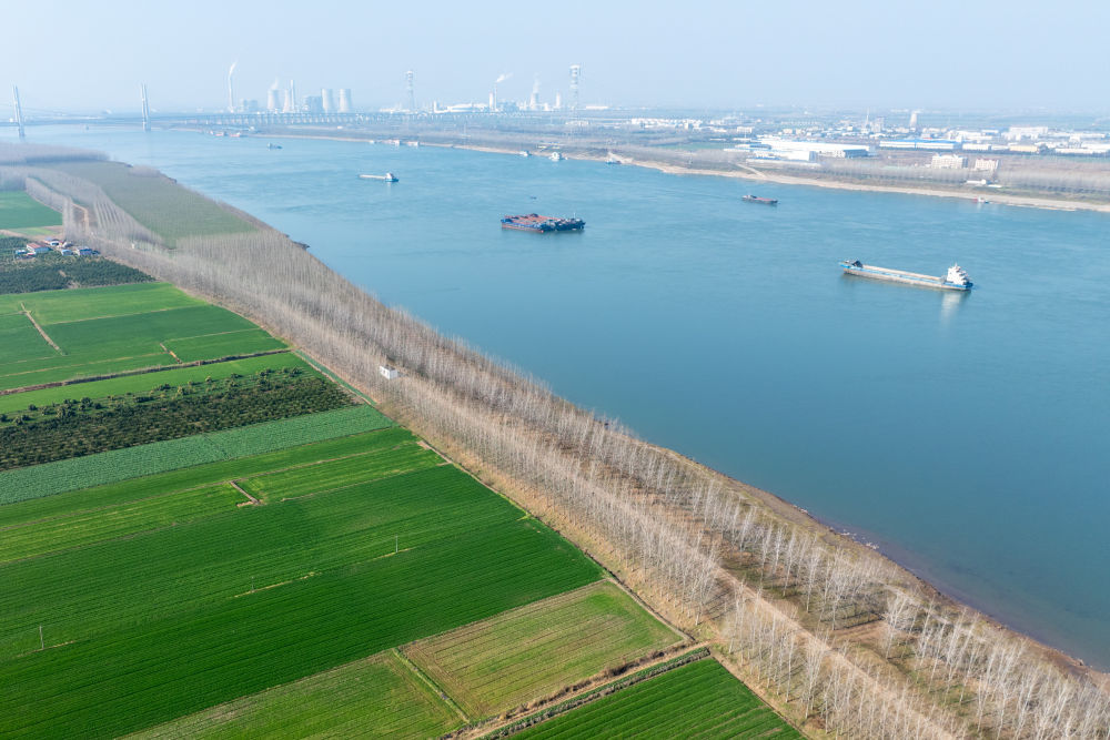 2026年1月6日在湖北省荆州市公安县杨家厂镇长江村拍摄的长江荆州段(无人机照片)。新华社记者 杜子璇 摄