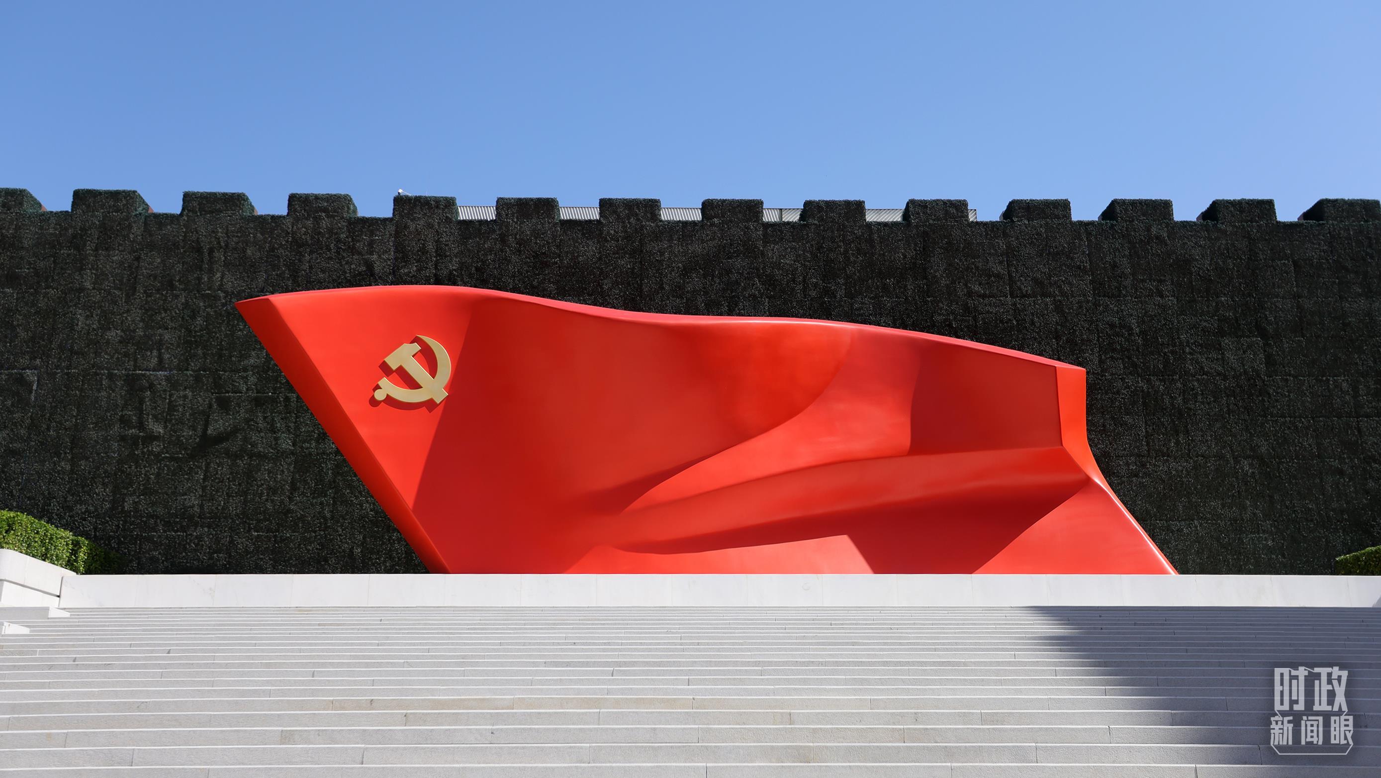 △中国共产党历史展览馆西侧广场的大型雕塑《旗帜》。(总台央视记者魏帮军拍摄)