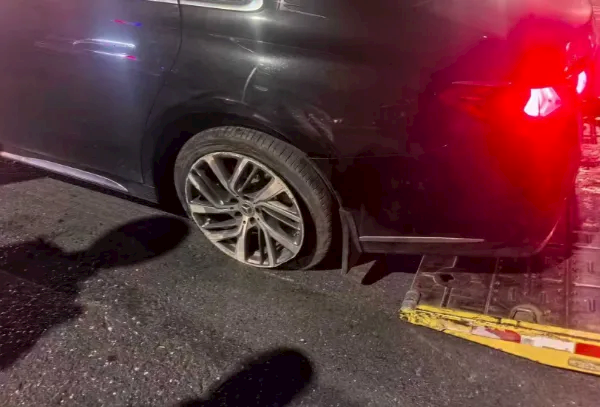 男子驾驶奔驰在高速上开启辅助驾驶 结果一头撞向隧道壁