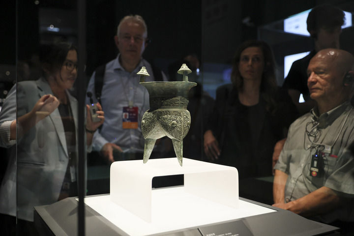 2025年10月13日，第二届世界中国学大会“中国式现代化”主题参访活动嘉宾在上海博物馆东馆青铜馆参观。新华社记者 王翔 摄