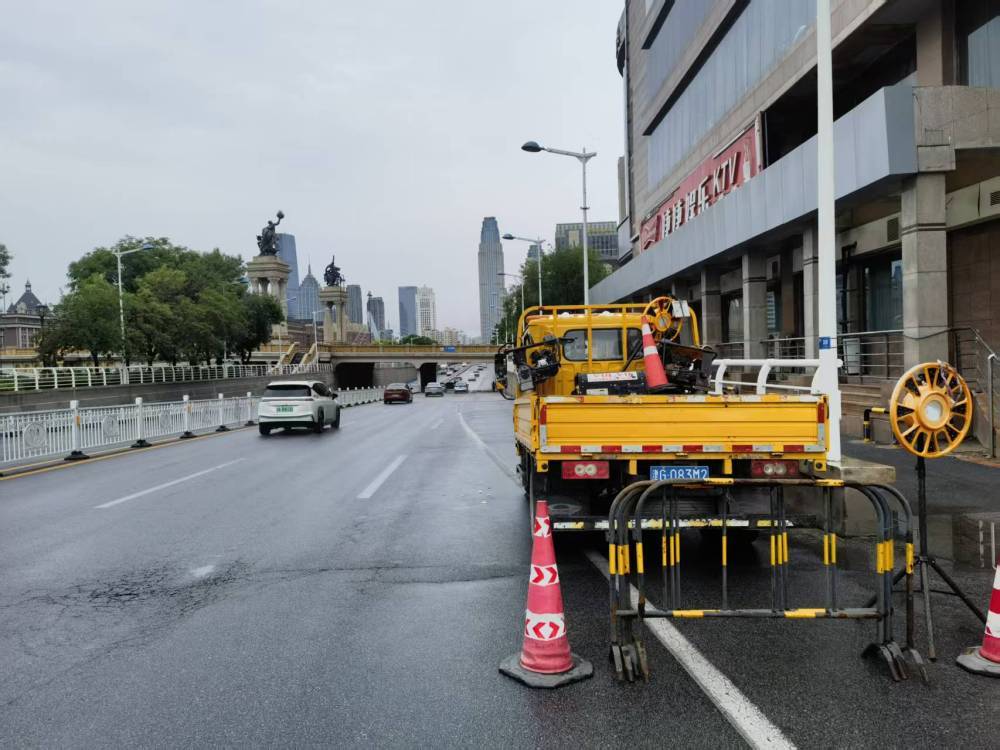 城管部门在天津市河东区大光明桥下沉地道附近部署应急车辆和物资。新华社记者 黄江林 摄