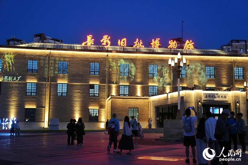 游客在长影旧址博物馆感受电影城的魅力。人民网记者 李洋摄