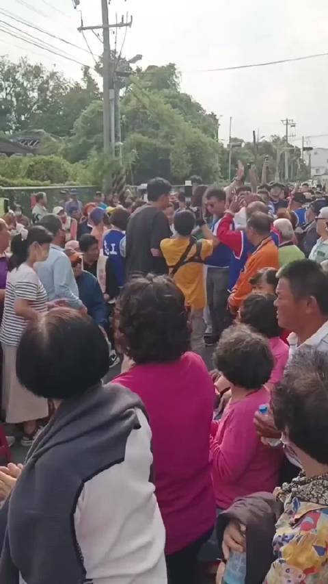 郑丽文大陆回台湾偶遇到她！受欢迎程度与群众互动！