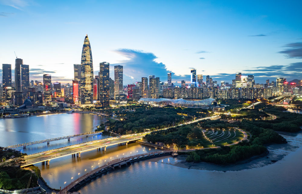 夜幕初上的深圳后海片区。（无人机照片，2025年6月25日摄）新华社记者 毛思倩 摄