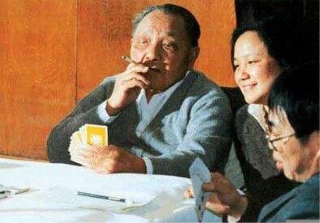 聂卫平（右）和邓小平打桥牌（图片来源：文汇客户端）