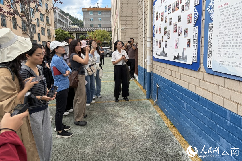【1】“铸牢共同体 中华一家亲”主题宣传活动走进峨山练江社区。人民网 薛丹摄