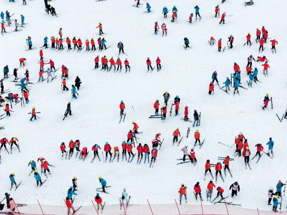 湖北巴东绿葱坡滑雪场的夜滑人群↑