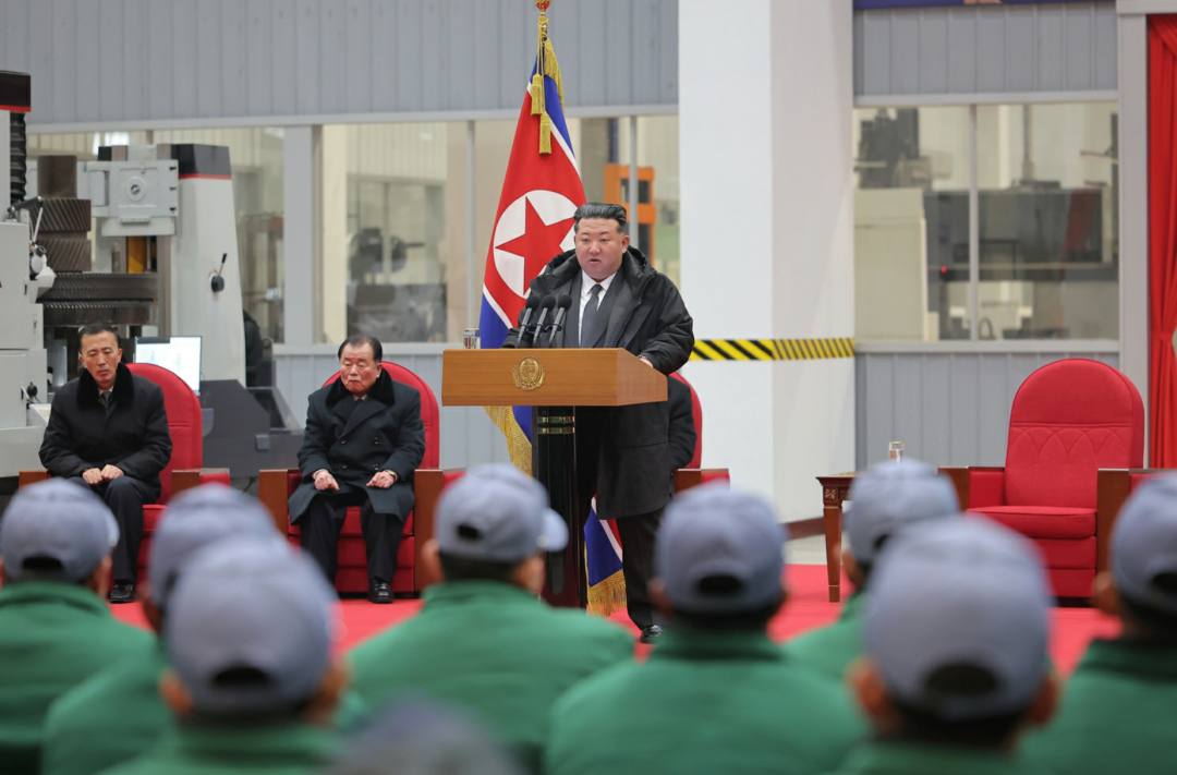2026年1月19日,金正恩在龙城机械联合企业第一期现代化改造项目竣工典礼上讲话。图/朝中社