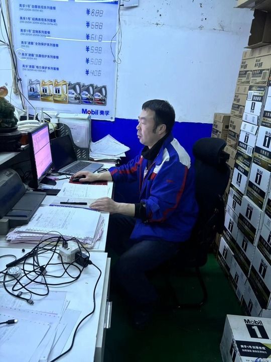 3月25日，刘利正在店里整理台账。新华每日电讯记者 包庆龄 摄