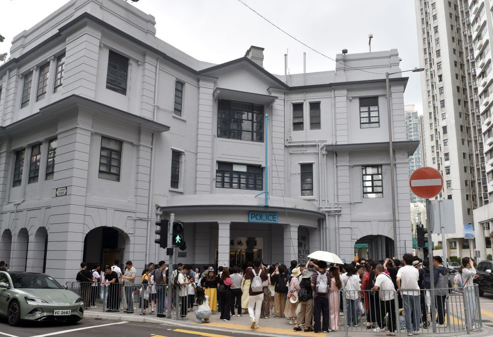 5月2日，游客在香港旧油麻地警署前游览。新华社记者 陈铎 摄