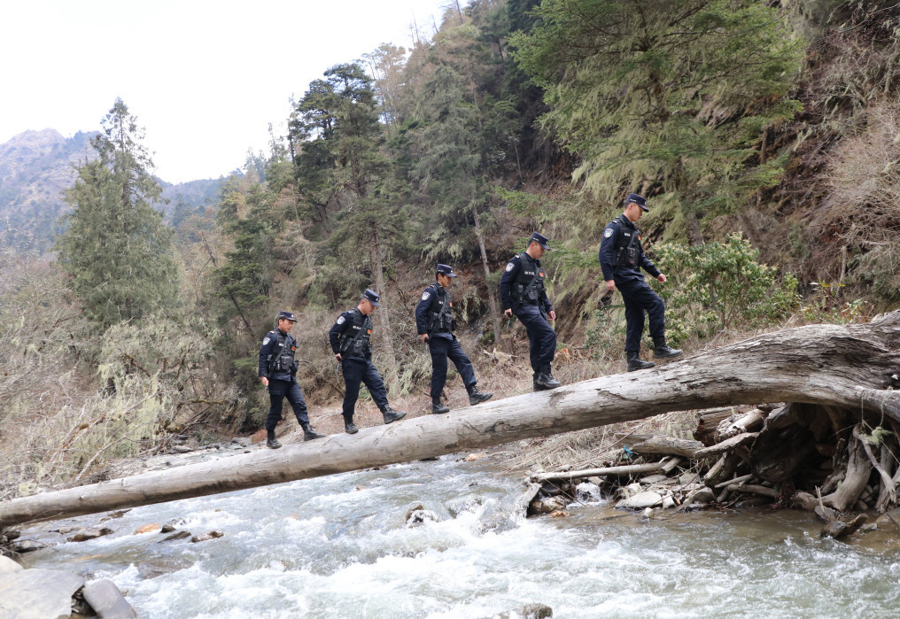 玉麦边境派出所民警开展巡逻踏查活动 杨炫敬摄