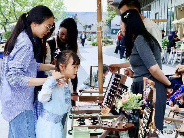 亲子家庭在不多余循环市集上选购饰品