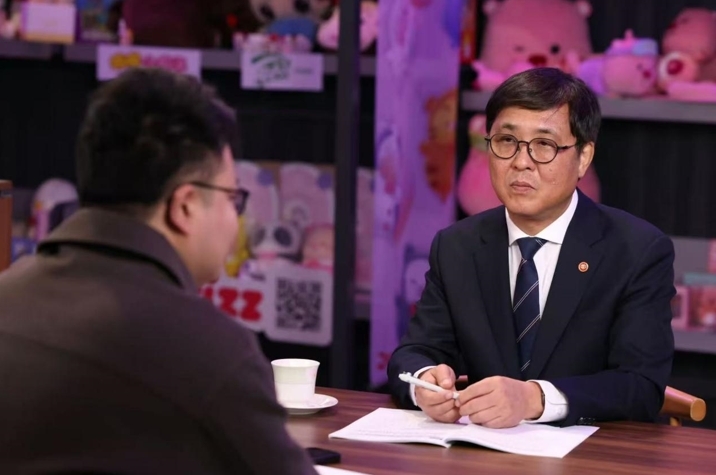 （图为韩国文化体育不雅光部部长崔辉永在北京接纳《宇宙时报》记者采访。韩国文化体育不雅光部/摄）