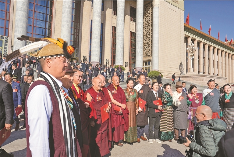 图为住藏全国政协委员在人民大会堂前合影。记者 陶玥 摄