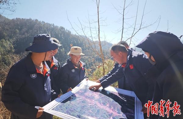 1月28日，地质队员们查看工作部署图。中青报&middot;中青网记者 朱彩云/摄