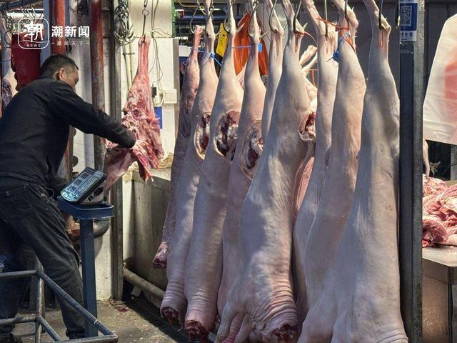 屠宰后的羊肉正在市场交易 记者 施雯 摄