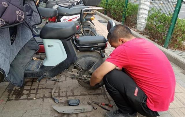 今天去修车铺给电动车换刹车，刚进门就被旁边一辆塞满五块铅酸电池的车吸引住，老板正给它紧螺丝，这改装重近百斤是为外卖骑手续航加持-有驾